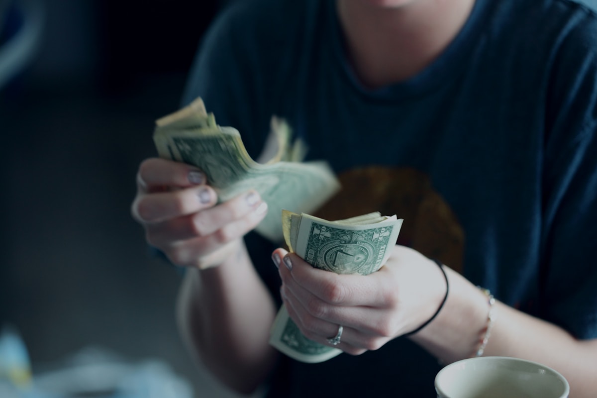 清點美元紙鈔的雙手